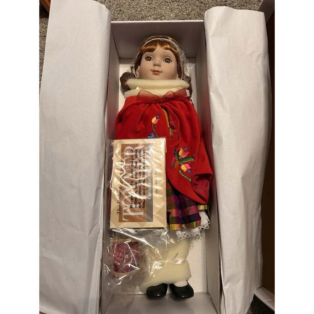 Robert Tonner RT3202 Red Riding Hood 18